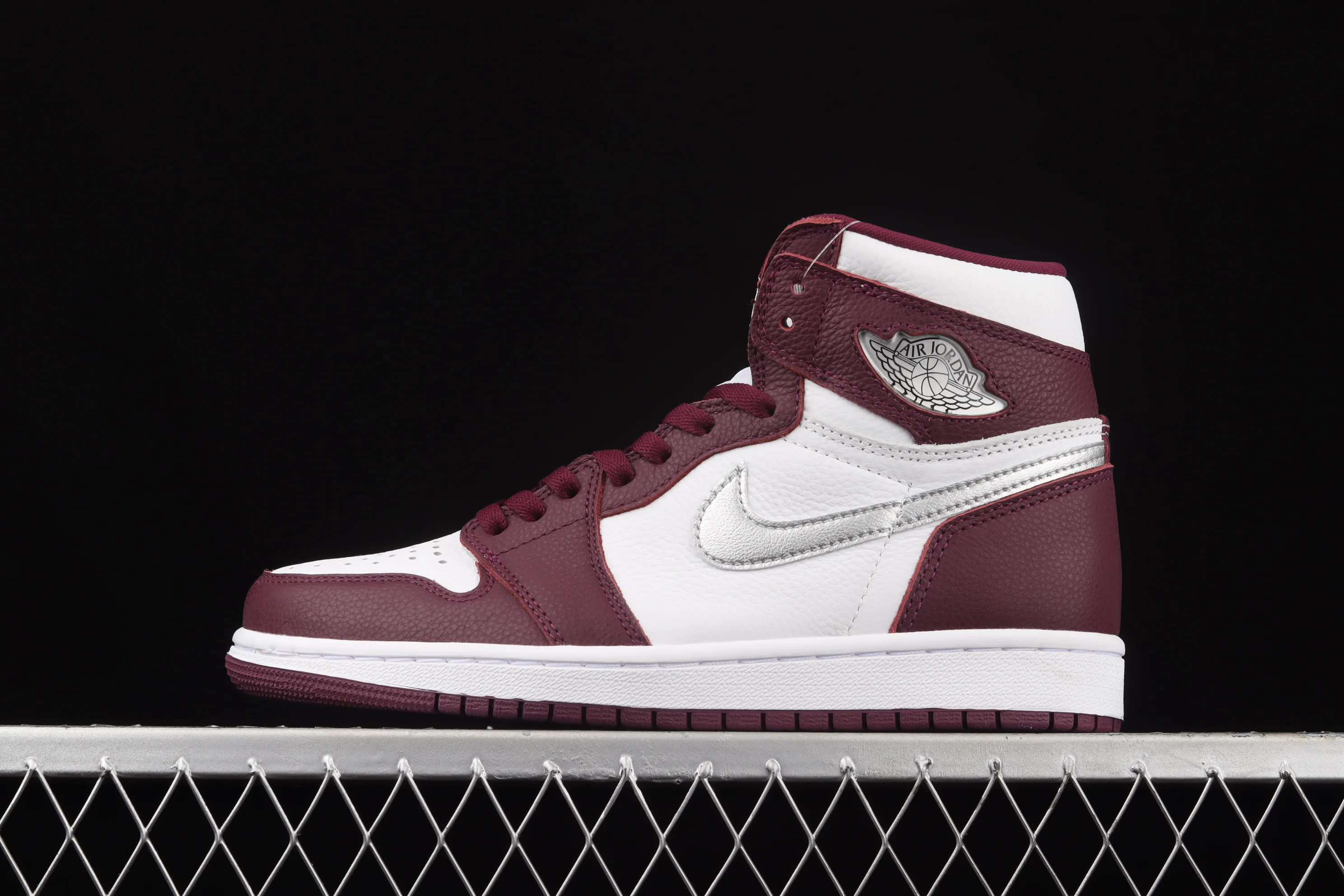 All categories Air Jordan Jordan series basketball shoes Air Jordan 1 High L version Air Jordan 1 Retro High OG "Bordeaux" AJ1 Joe 1 Bordeaux Burgundy high-top basketball shoes 555088-611